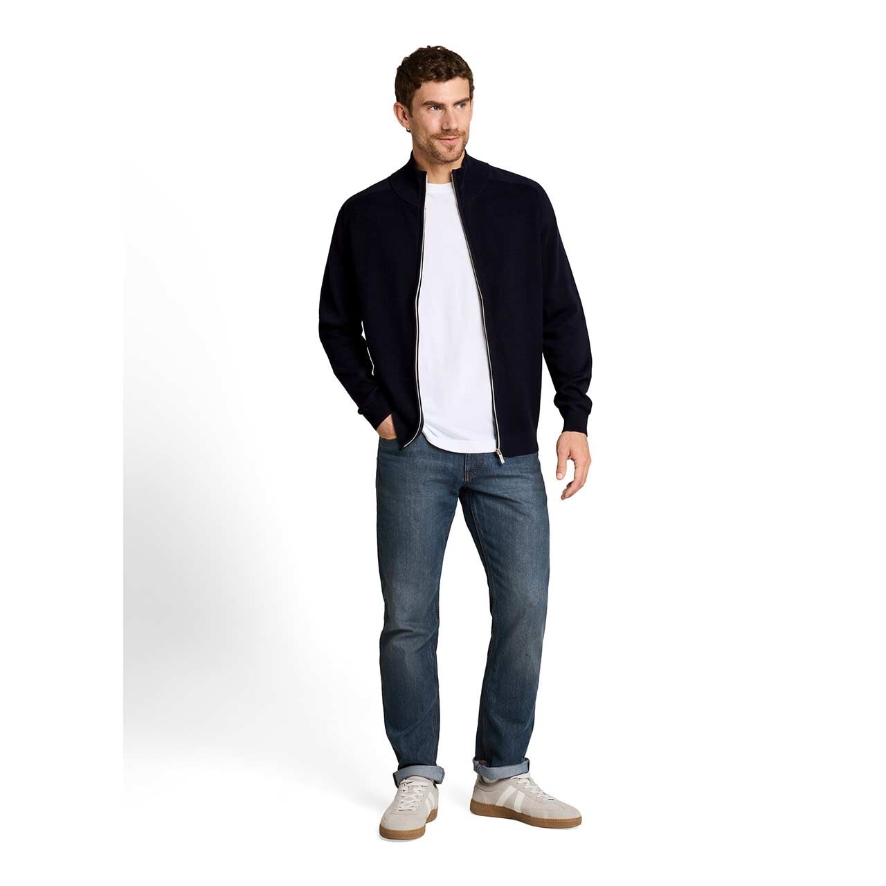 Herren Strickjacke Basic Zip Jacket Knit von Tom Tailor in Dunkelblau, Ganzkörperansicht am Model
