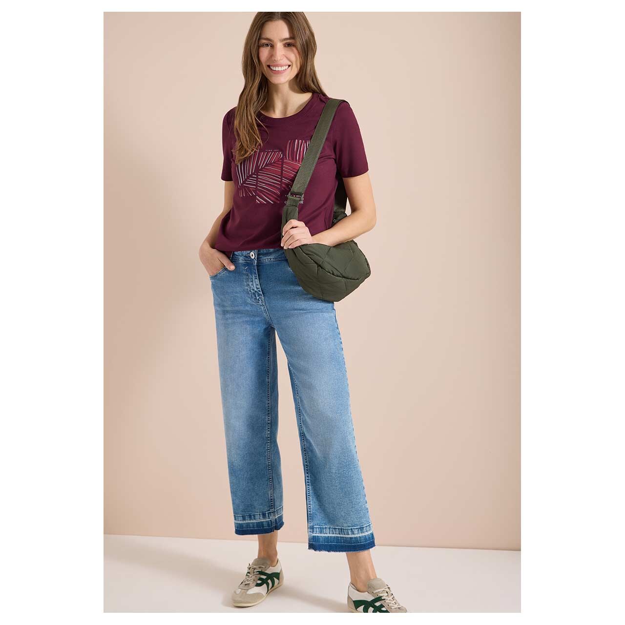 Damen T-Shirt Leaves Print von Cecil in Weinrot mit Print, Ganzkörperansicht am Model