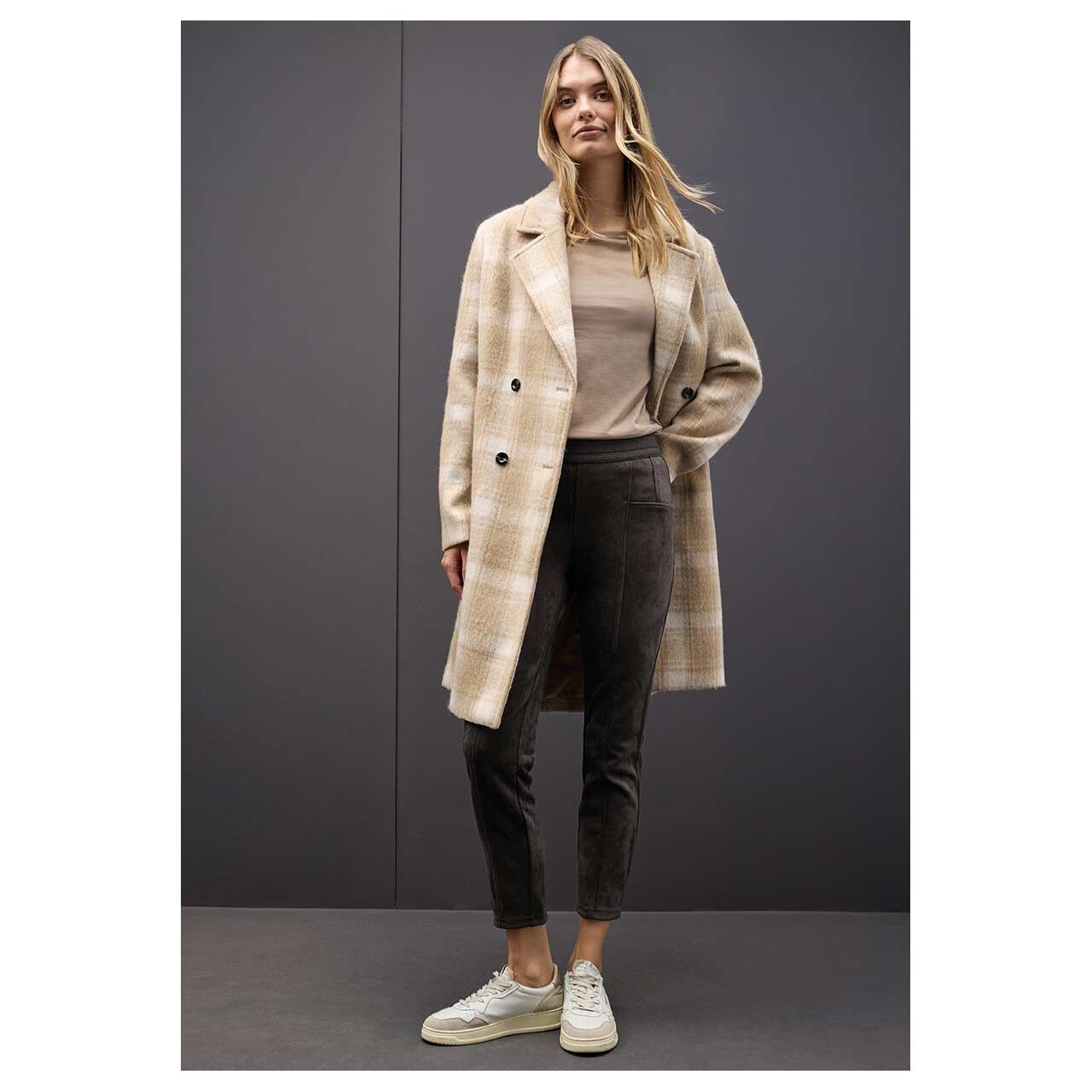 Damen Ankle Hose Hope Velours von Street One in Dunkelbraun, Ganzkörperansicht am Model