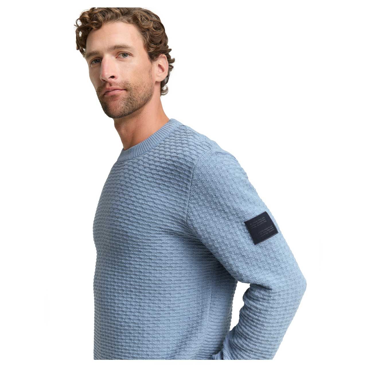Herren Pullover Structured Crewneck von Tom Tailor in Hellblau, detaillierte Seitenansicht am Model