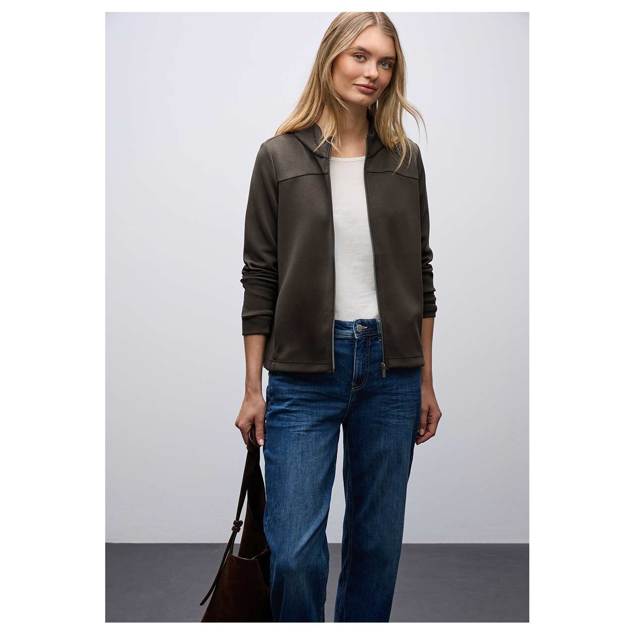 Damen Sweatjacke Silk Look von Street One in Dunkelbraun, offene Vorderansicht am Model