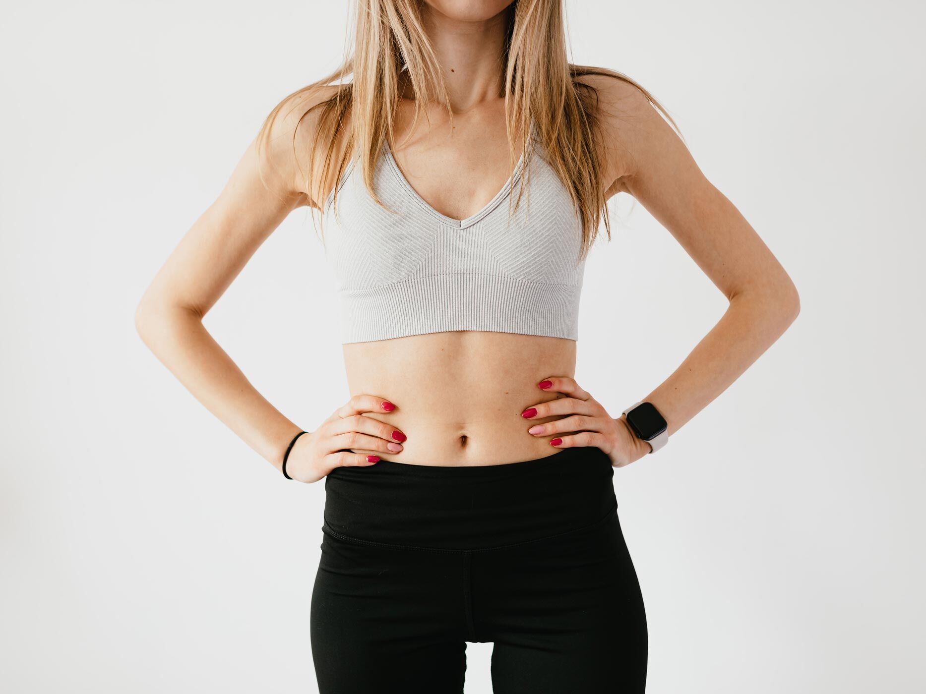 Frau in einem bauchfreien Sportdress