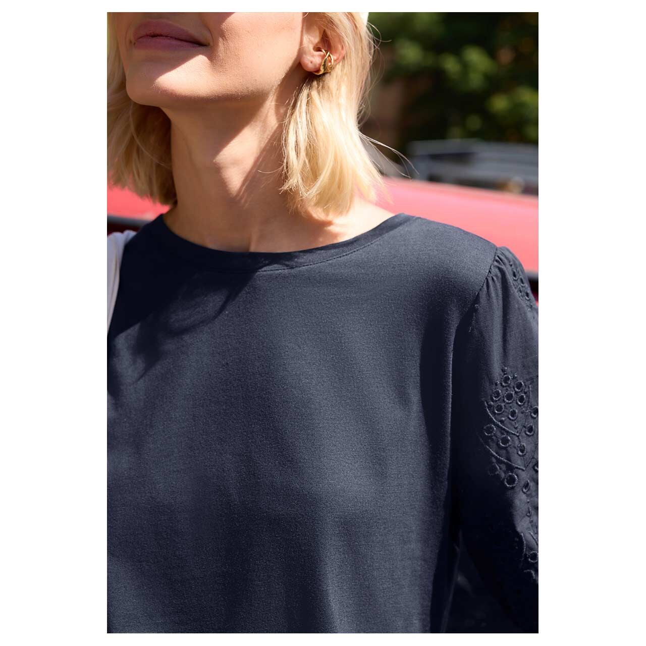 Damen T-Shirt Embroidered Woven Puff Sleeves von Street One Studio in Dunkelblau, detaillierte Vorderansicht am Model