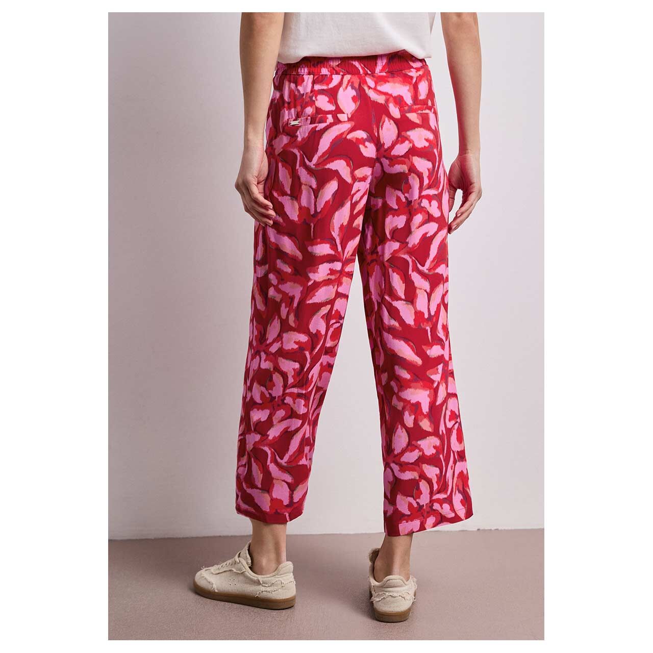 Stretch Damen 7/8 Hose Emee Wide Leg von Street One in Rot mit Print, Rückansicht am Model