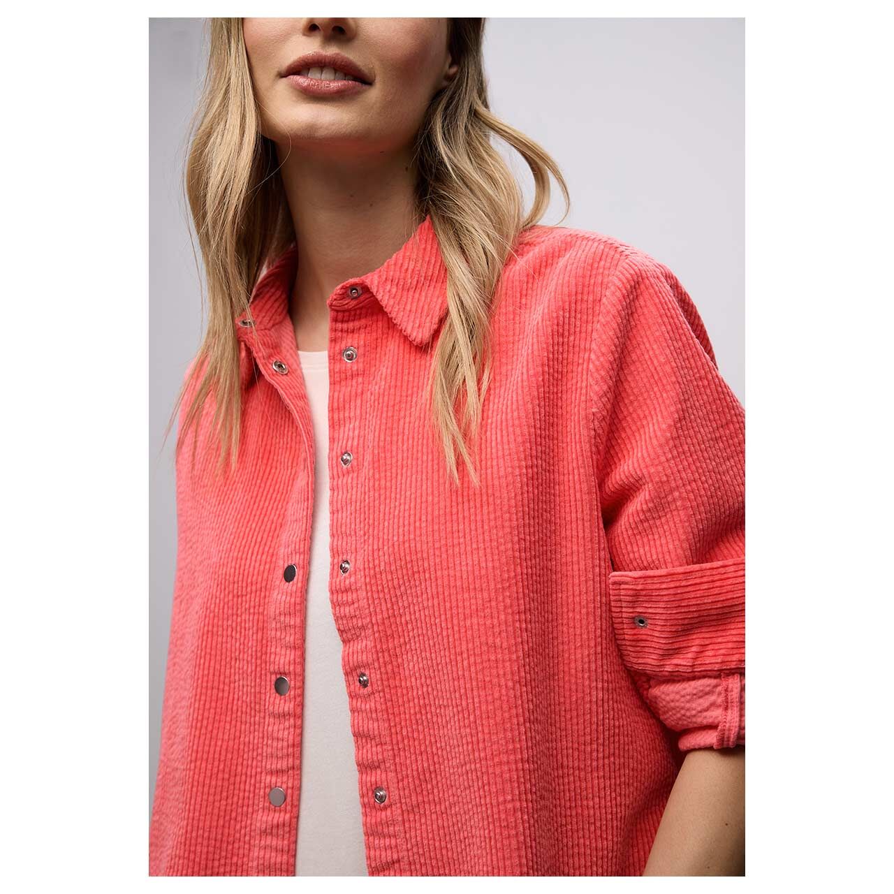 Damen Langarm Cord Bluse Corduroy Shirtcollar von Street One in Pink, detaillierte Vorderansicht am Model