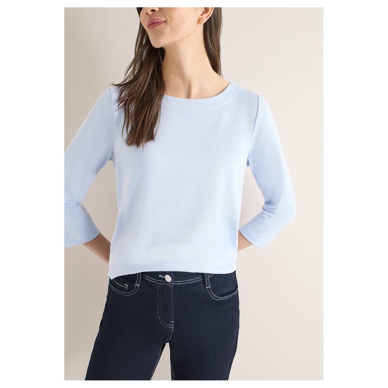Damen 3/4 Arm Shirt Vertical Striped von Cecil in Hellblau gestreift, detaillierte Vorderansicht am Model