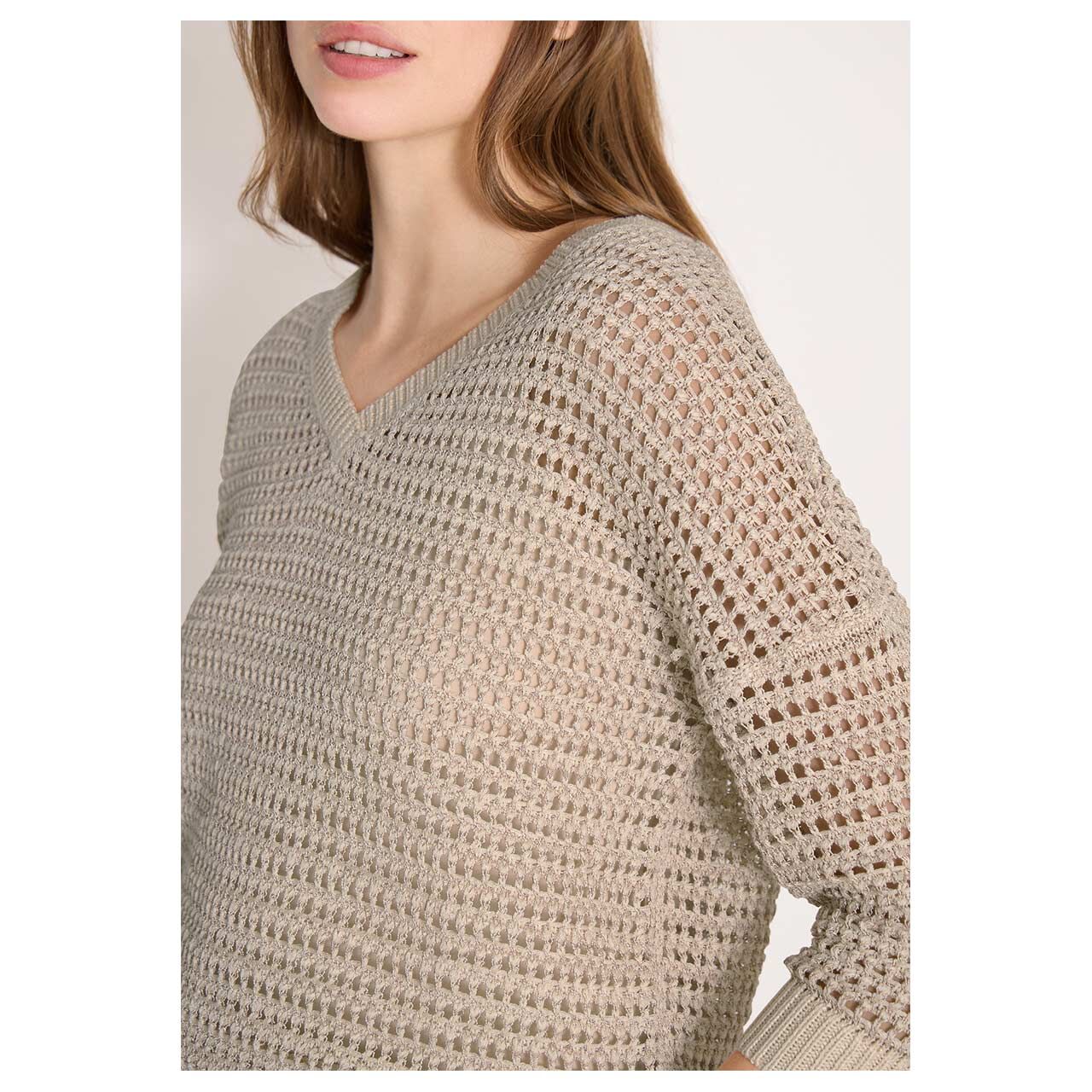 Damen Kurzarm Pullover Structured Fancy Yarn Mix von Cecil in Beige meliert, detaillierte Vorderansicht am Model