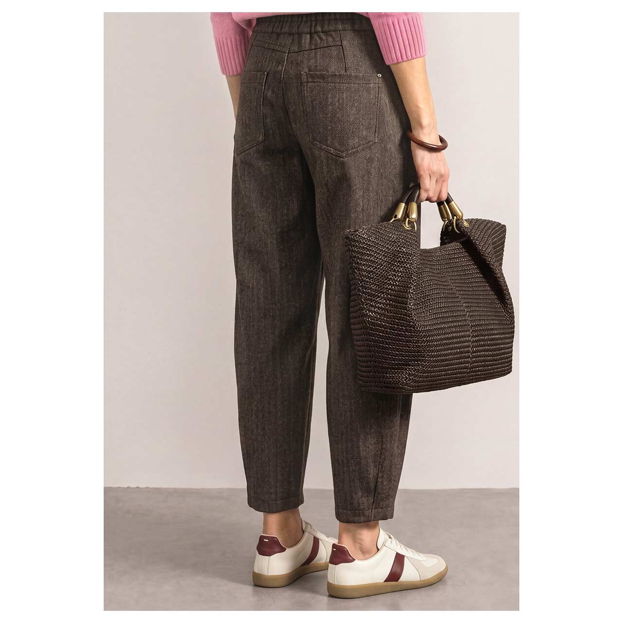 Damen Ankle Hose Karlie Barrel von Street One in Dunkelbraun mit Print, Rückansicht am Model
