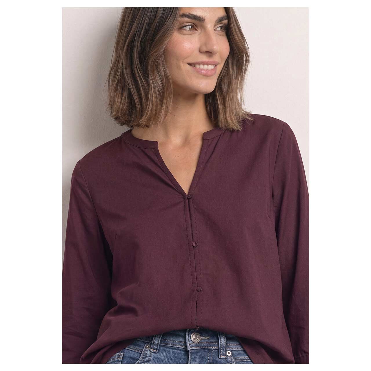 Damen 3/4 Arm Bluse Splitneck Button Detail von Street One in Lila, detaillierte Vorderansicht am Model