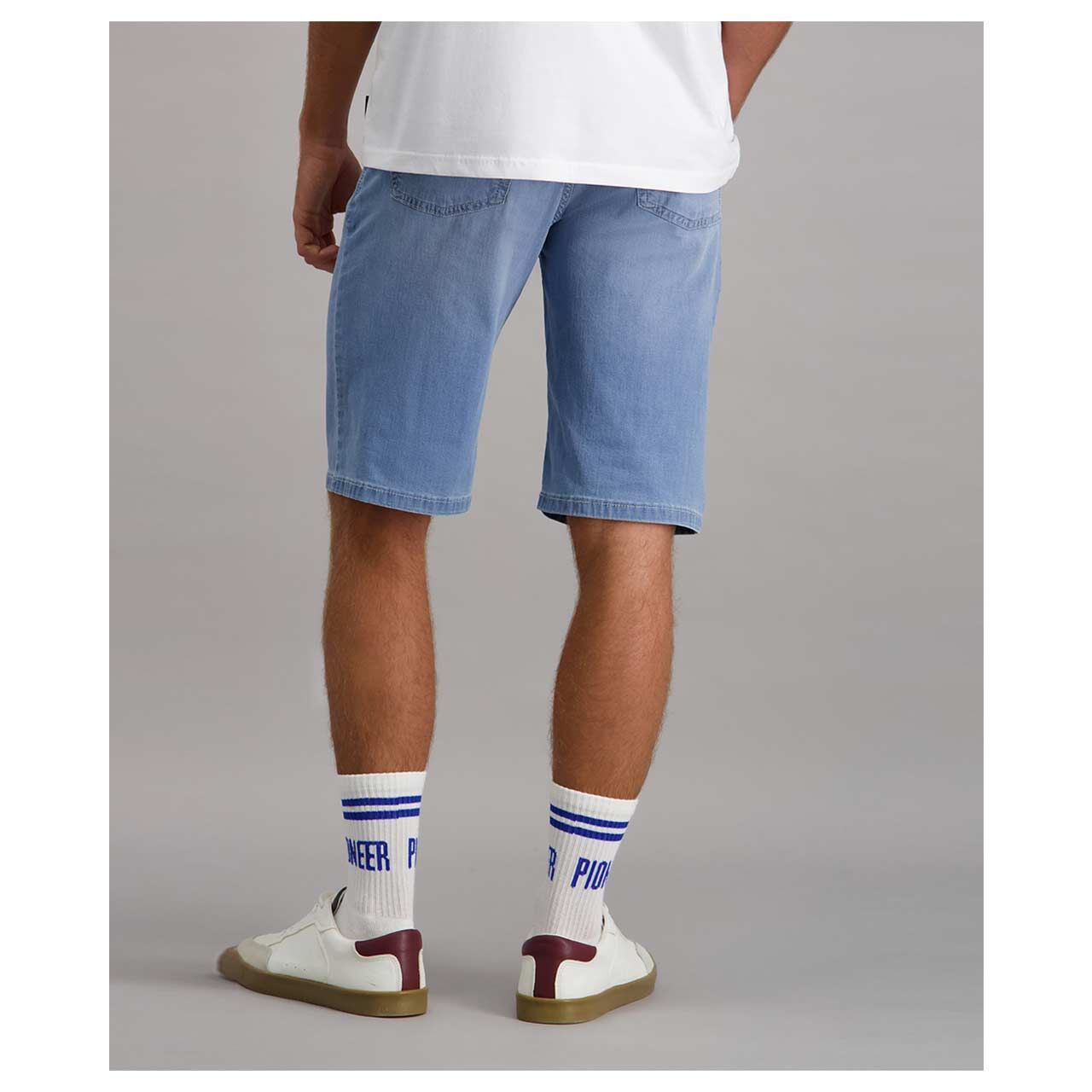 Bermuda Jeans Finn Megaflex von Pioneer in Hellblau angewaschen, Rückansicht am Model