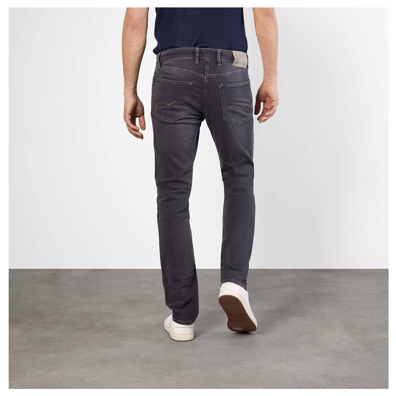 mac-jogn-jeans-anthracite-modelhinten Stretch Herrenjeans Jogn Jeans von MAC in Dunkelgrau, Rückansicht