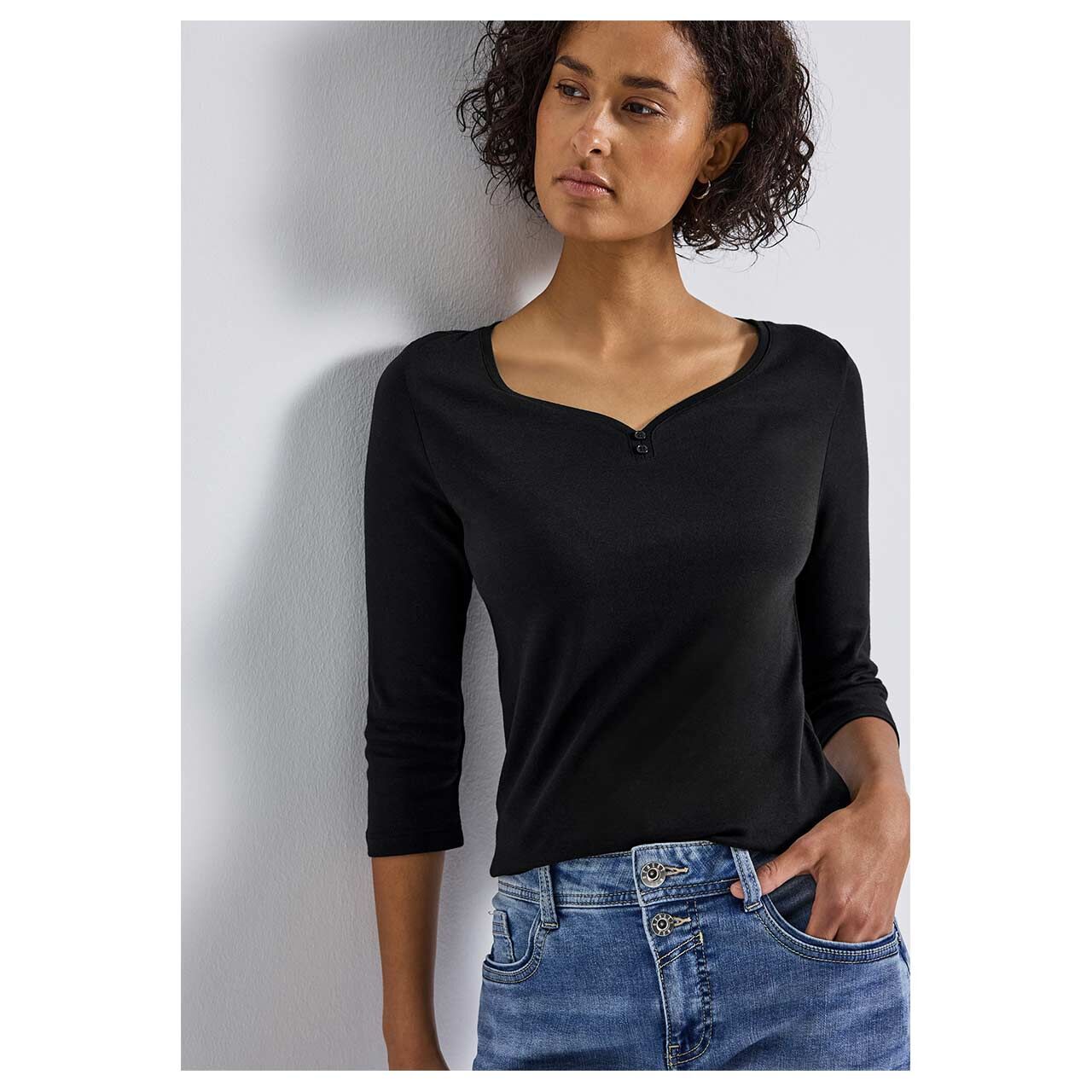 Damen 3/4 Arm Shirt Basic Buttons von Street One in Schwarz, Detailansicht Oberkörper am Model