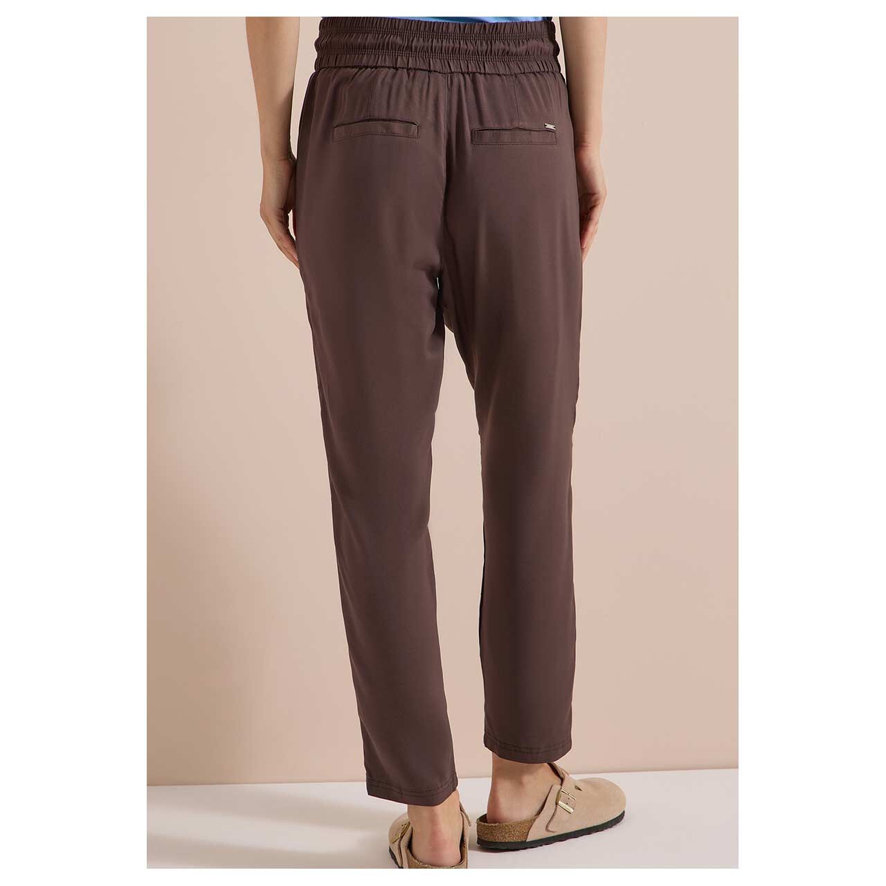 Damen Ankle Hose Chelsea von Cecil in Dunkelbraun, Rückansicht am Model