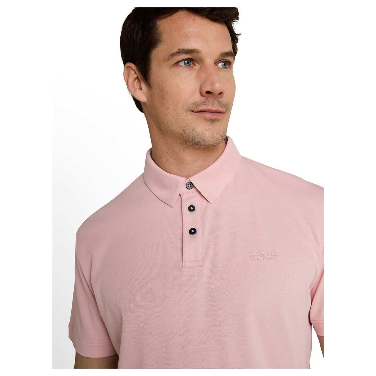 Herren Piqué Poloshirt von Tom Tailor in Rosa, detaillierte Vorderansicht am Model