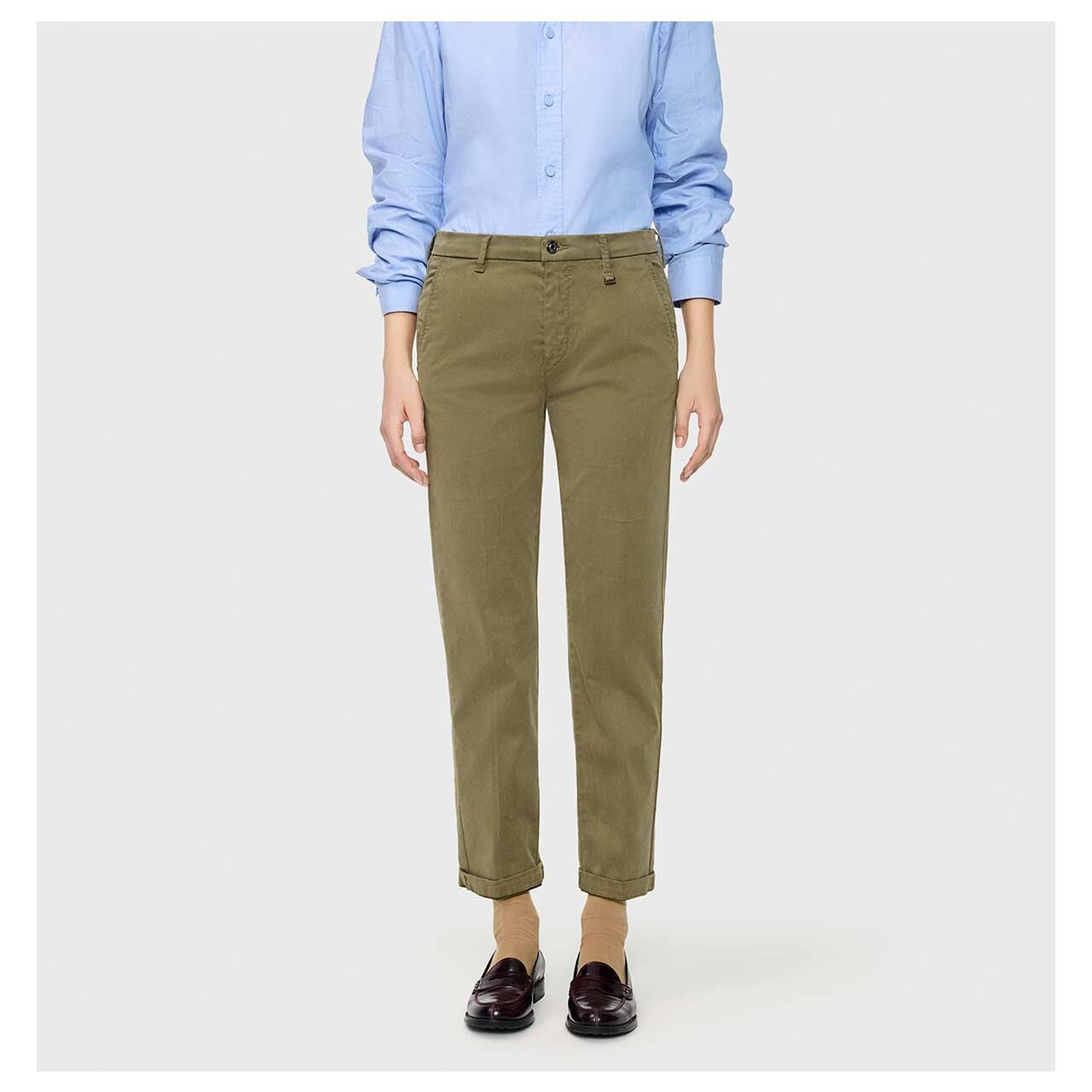 Damenhose Chino von MAC in Olivgrün, Vorderansicht am Model