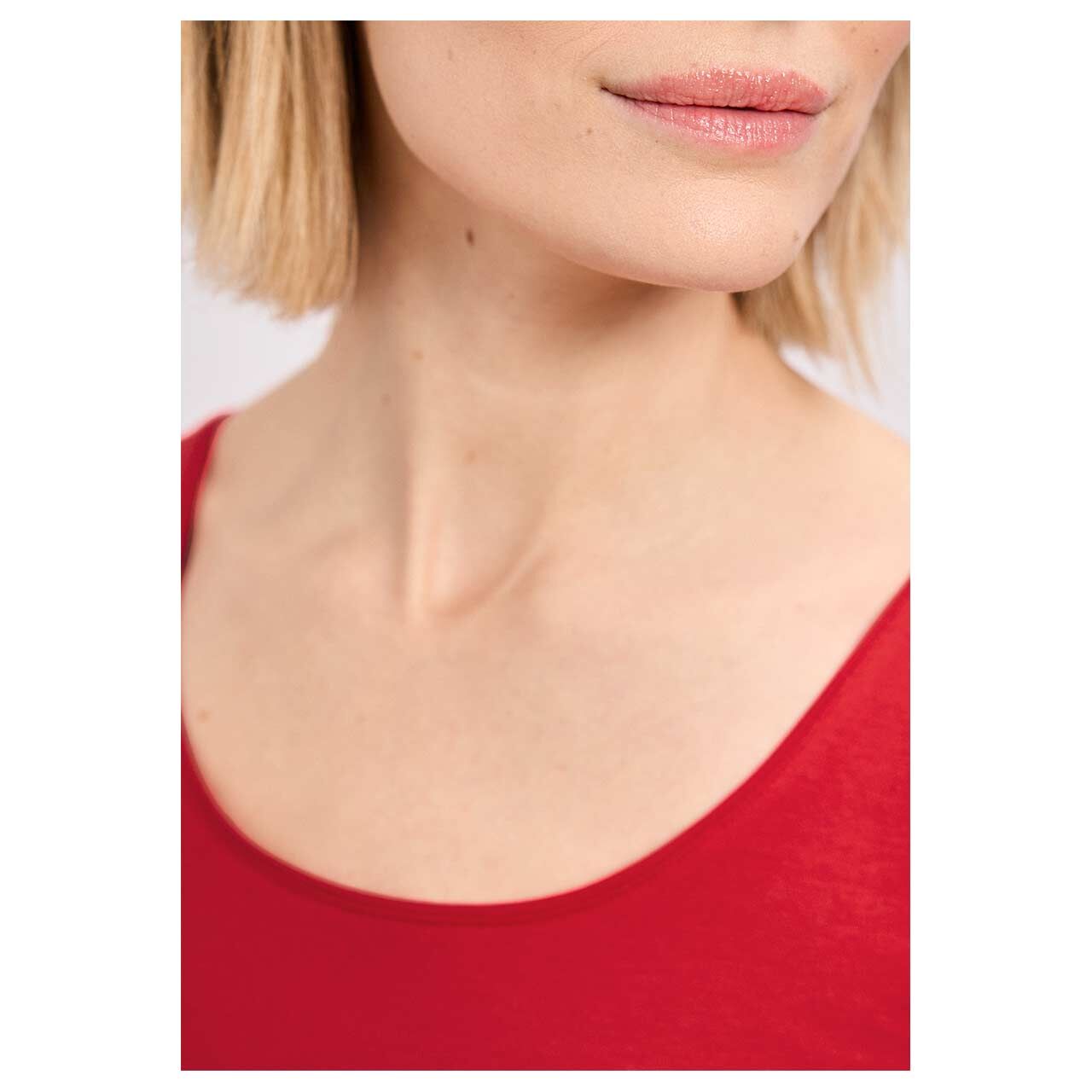 Damen Top Anni von Street One in Rot, detaillierte Vorderansicht am Model