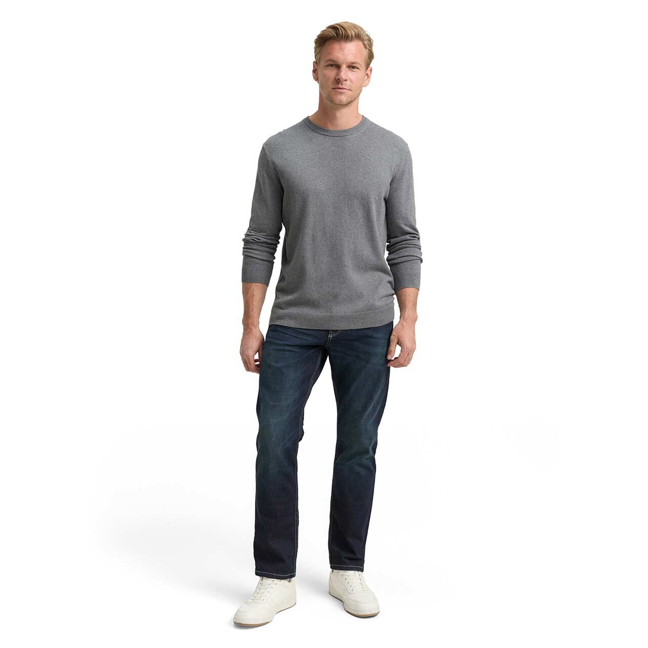 Herren Pullover Cashmere Crewneck Knit von Tom Tailor in Grau meliert, Ganzkörperansicht am Model