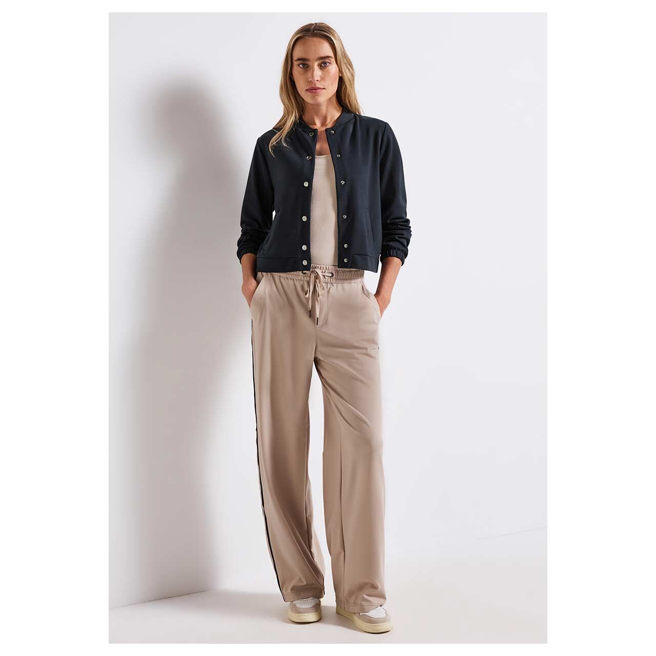 Damen Sweatjacke Short Jacket von Street One in Dunkelblau, Ganzkörperansicht am Model
