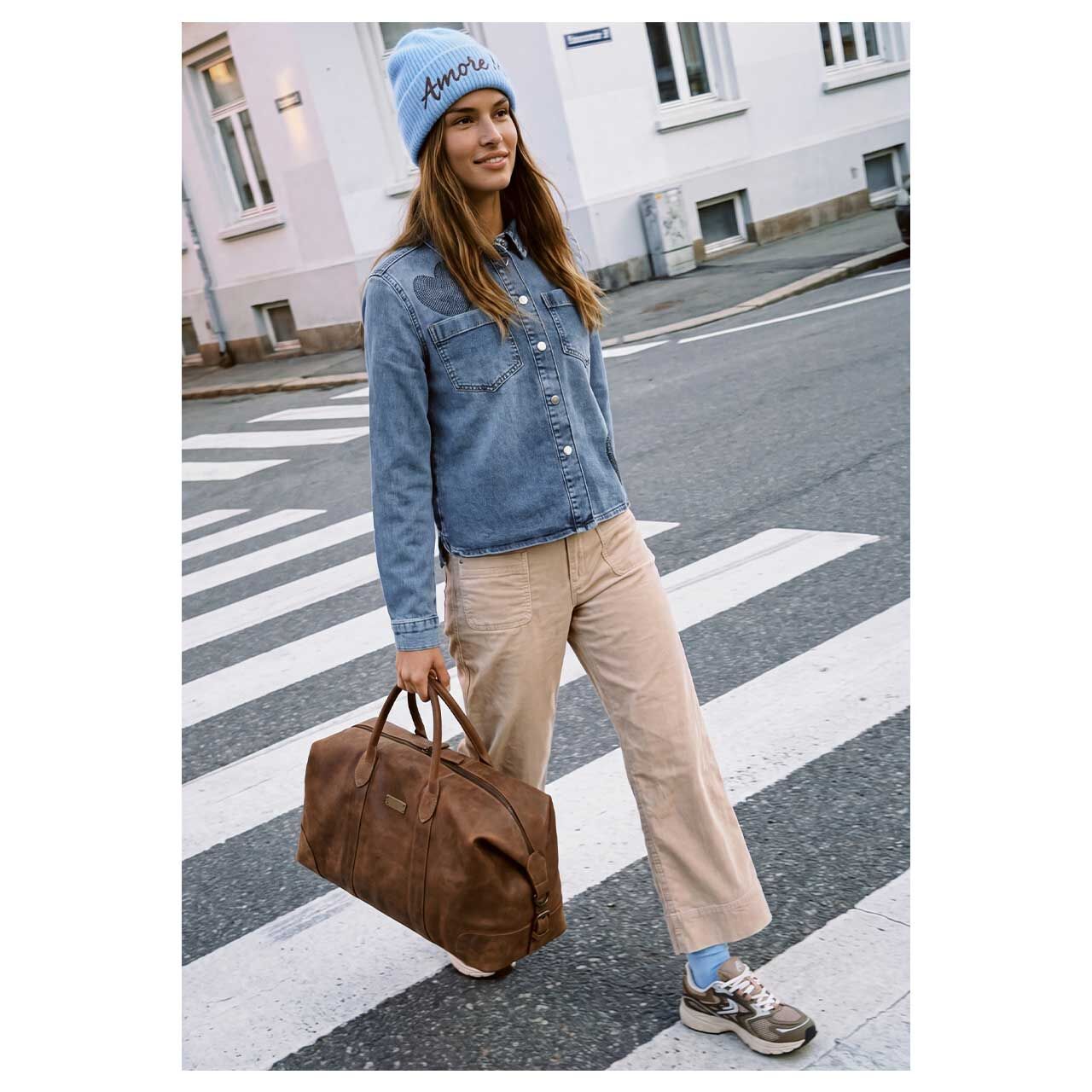 Damen Jeansjacke Style von Street One Studio in Blau angewaschen mit Strass, Ganzkörperansicht am Model