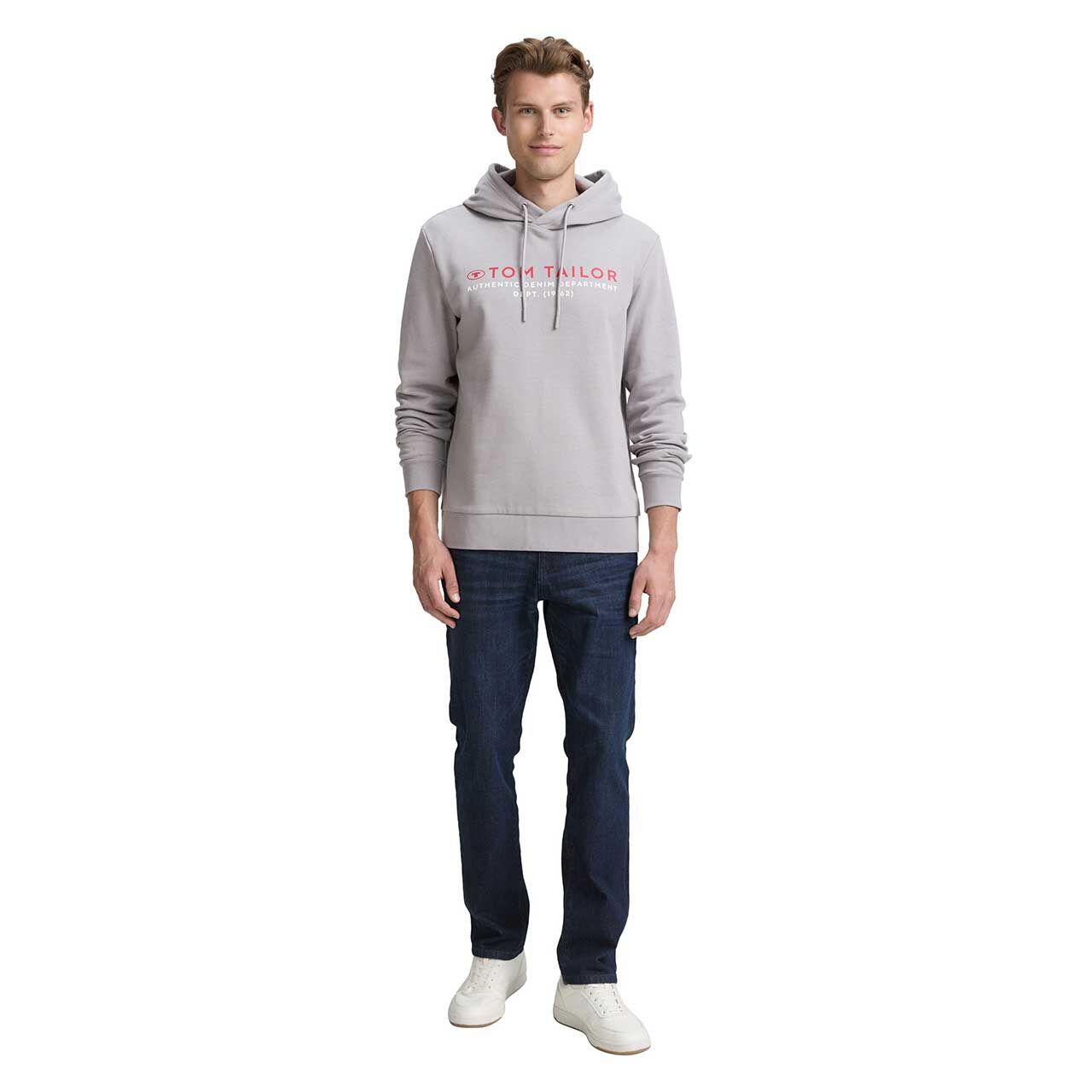 Herren Hoodie Sweatshirt von Tom Tailor in Hellgrau mit Print, Ganzkörperansicht am Model