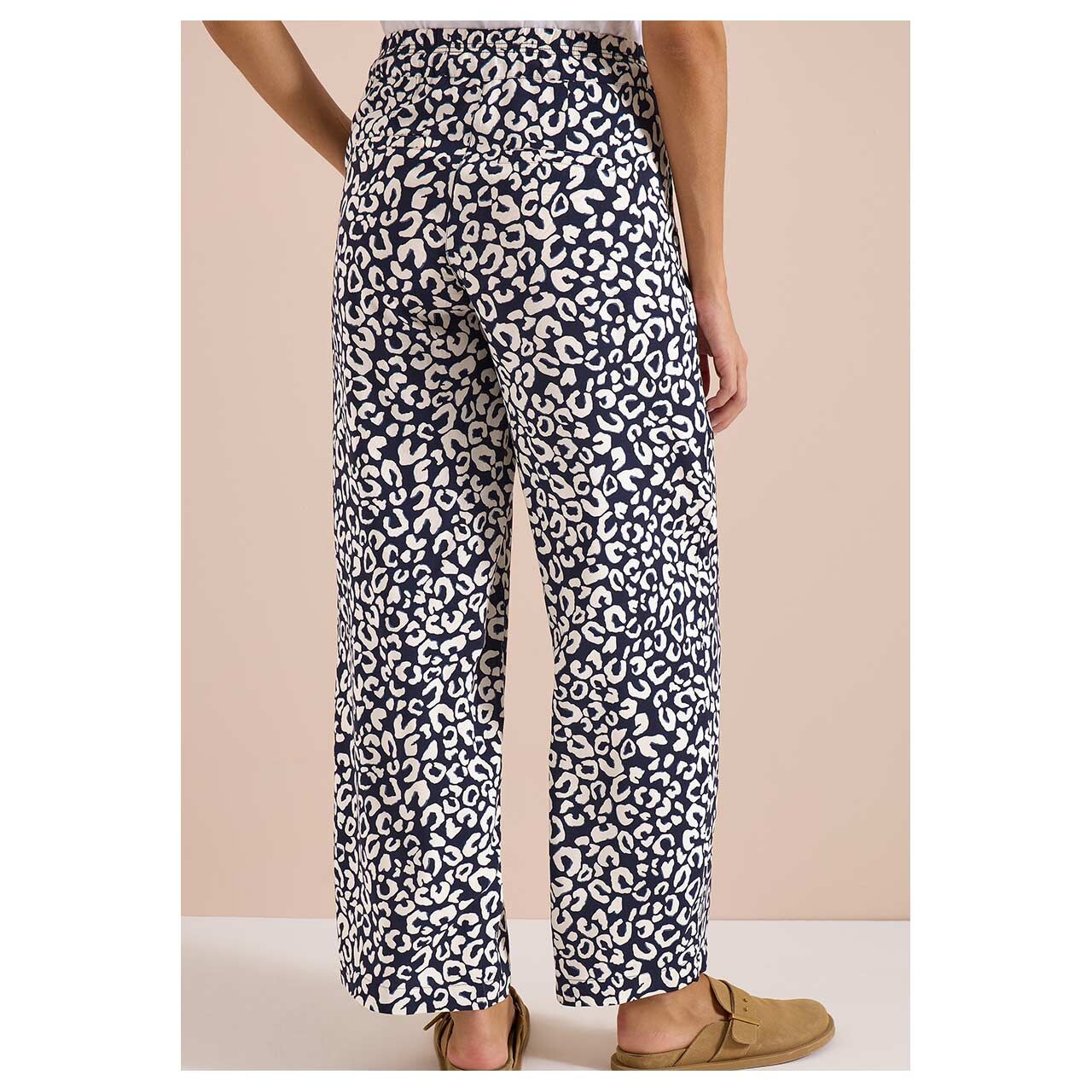 Damenhose Neele Wideleg von Cecil in Dunkelblau mit Print, Rückansicht am Model