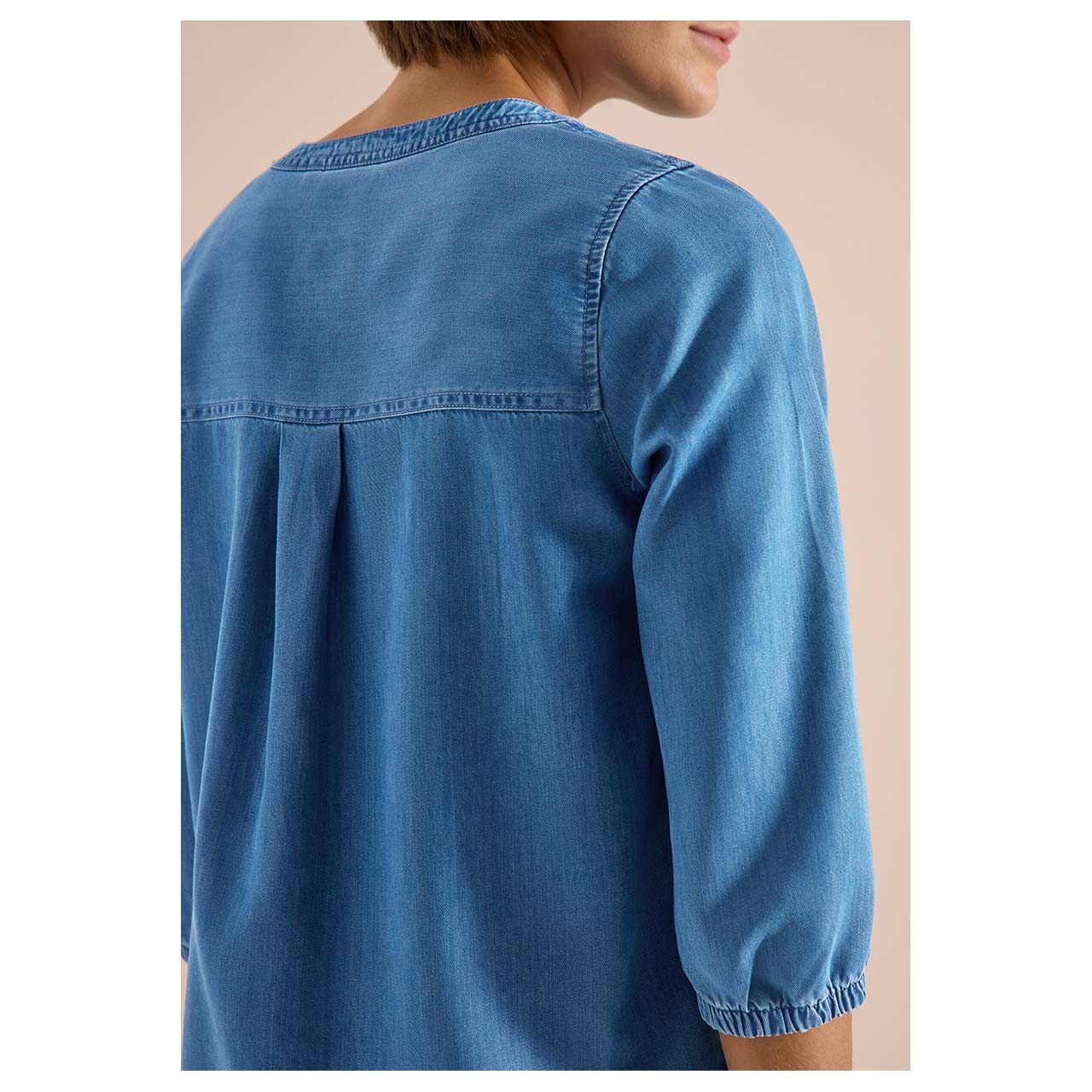 Damen 3/4 Arm Bluse Denim Look von Cecil in Blau angewaschen, detaillierte Rückansicht am Model