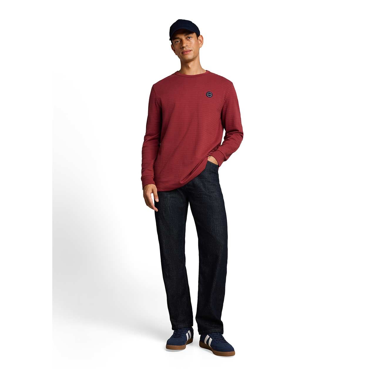 Herren Langarm Shirt von Tom Tailor in Dunkelrot, Ganzkörperansicht am Model
