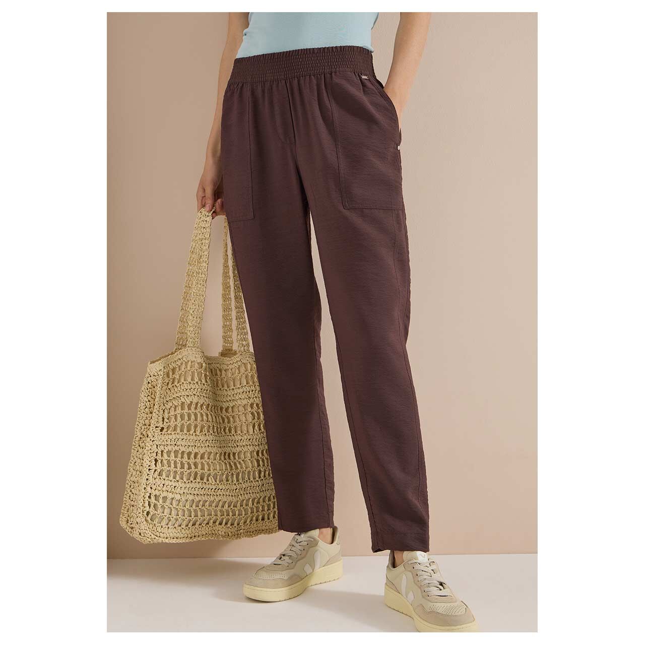 Damen Ankle Hose Chelsea von Cecil in Dunkelbraun, Detailansicht vorne am Model