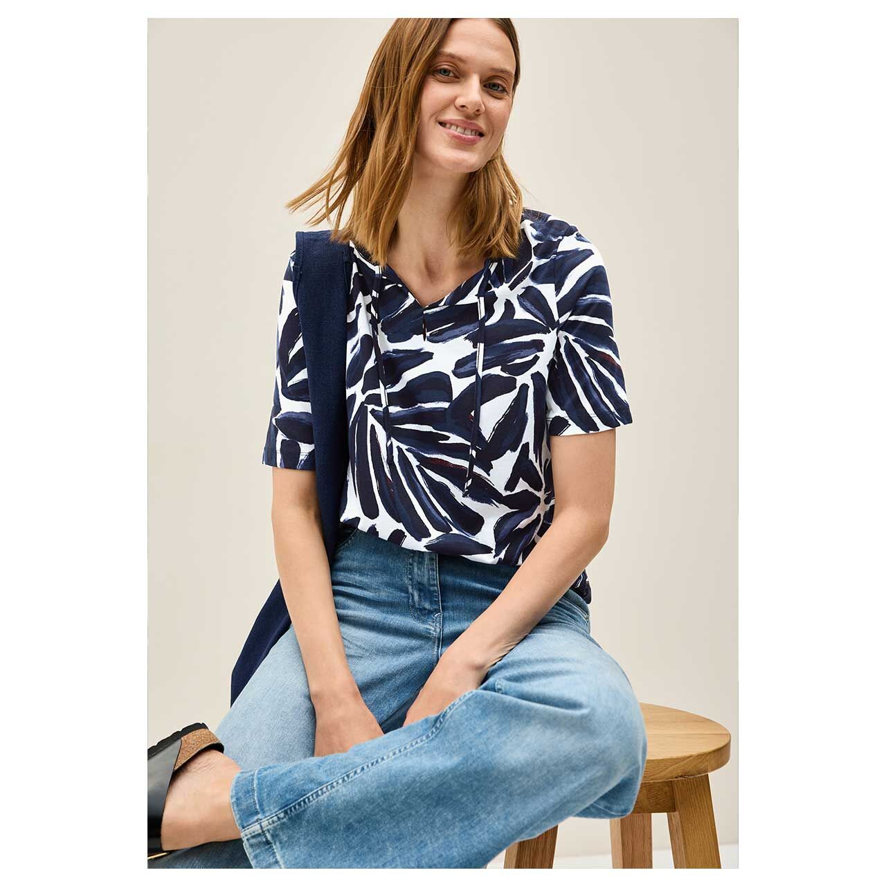 Damen T-Shirt Big Leaf Tunic von Cecil in Dunkelblau mit Print, Detail Oberkörper am Modell