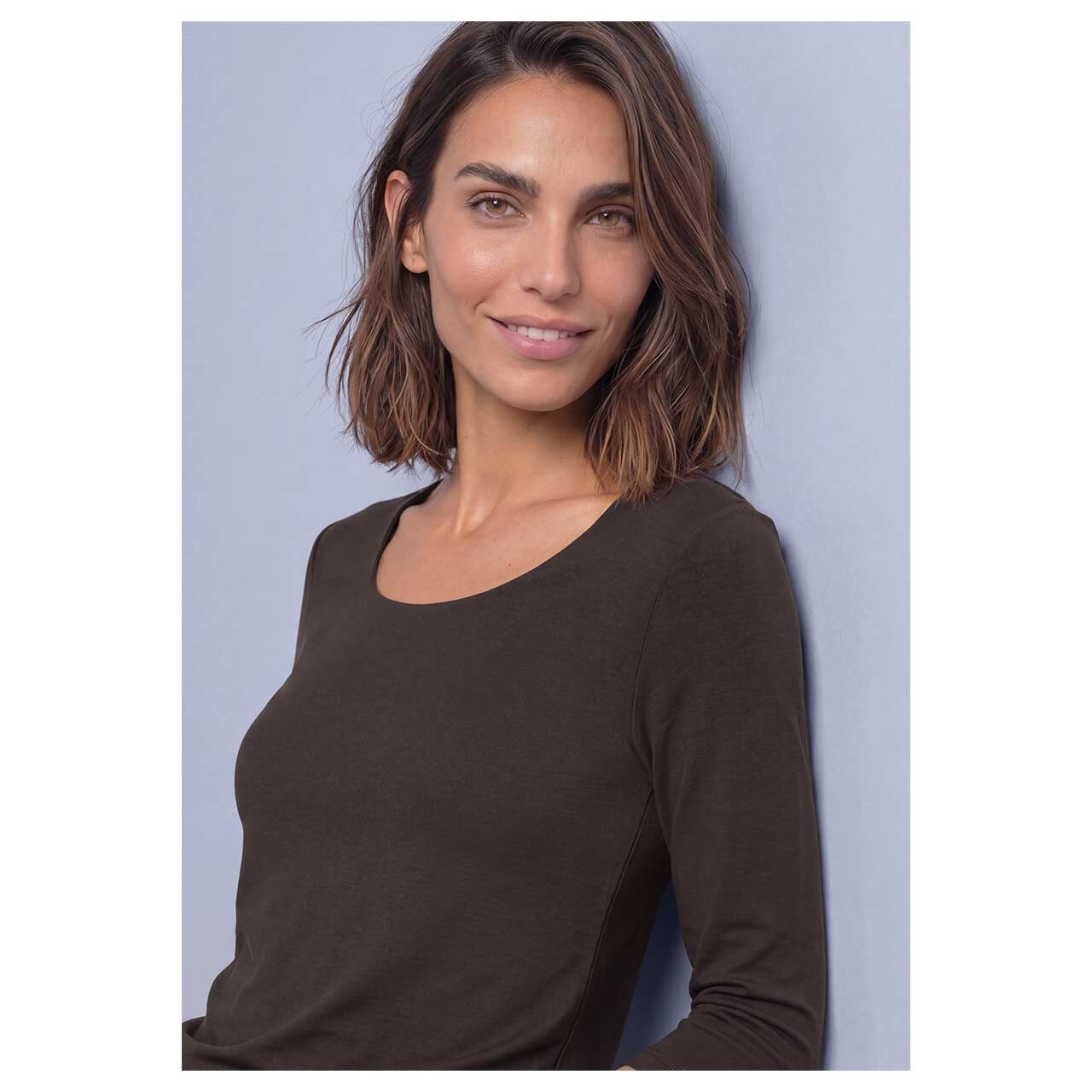 Damen 3/4 Arm Shirt Pania von Street One in Dunkelbraun, detaillierte Vorderansicht am Model