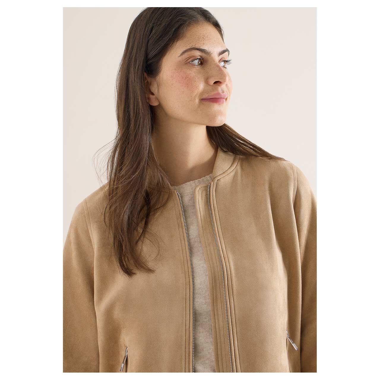 Damen Jacke Velours Blouson von Cecil in Hellbraun, detailierte Vorderansicht am Model