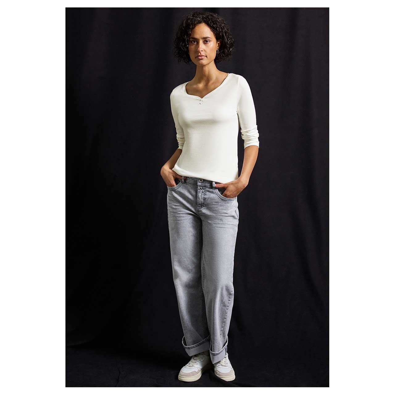 Damen 3/4 Arm Shirt Basic Buttons von Street One in Cremeweiß mit der Farbnummer 10108, Ganzkörperansicht am Model