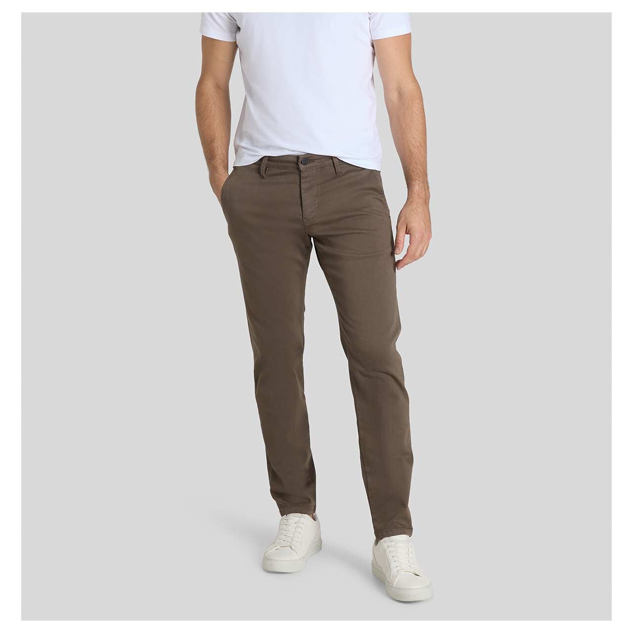 Herren Chino Baumwollhose Flexx Driver Pants von MAC in Braun, Vorderansicht am Model