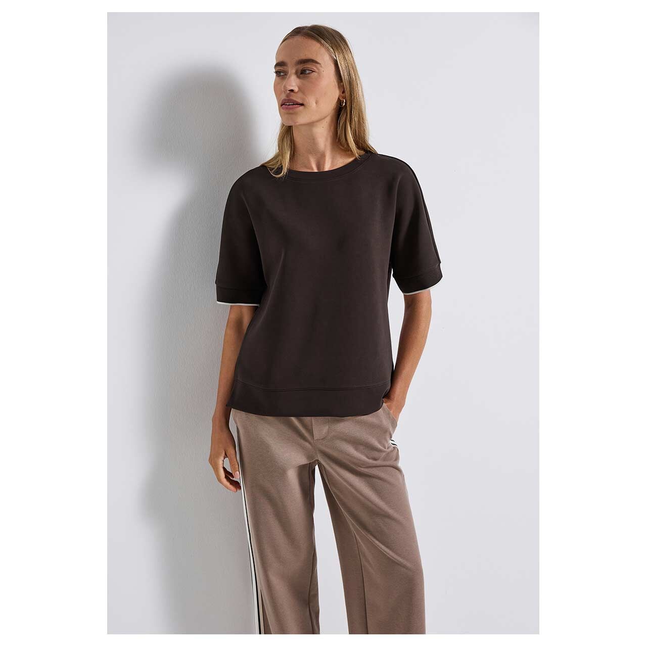 Damen T-Shirt Rib Cuffs von Street One in Dunkelbraun, Vorderansicht am Model