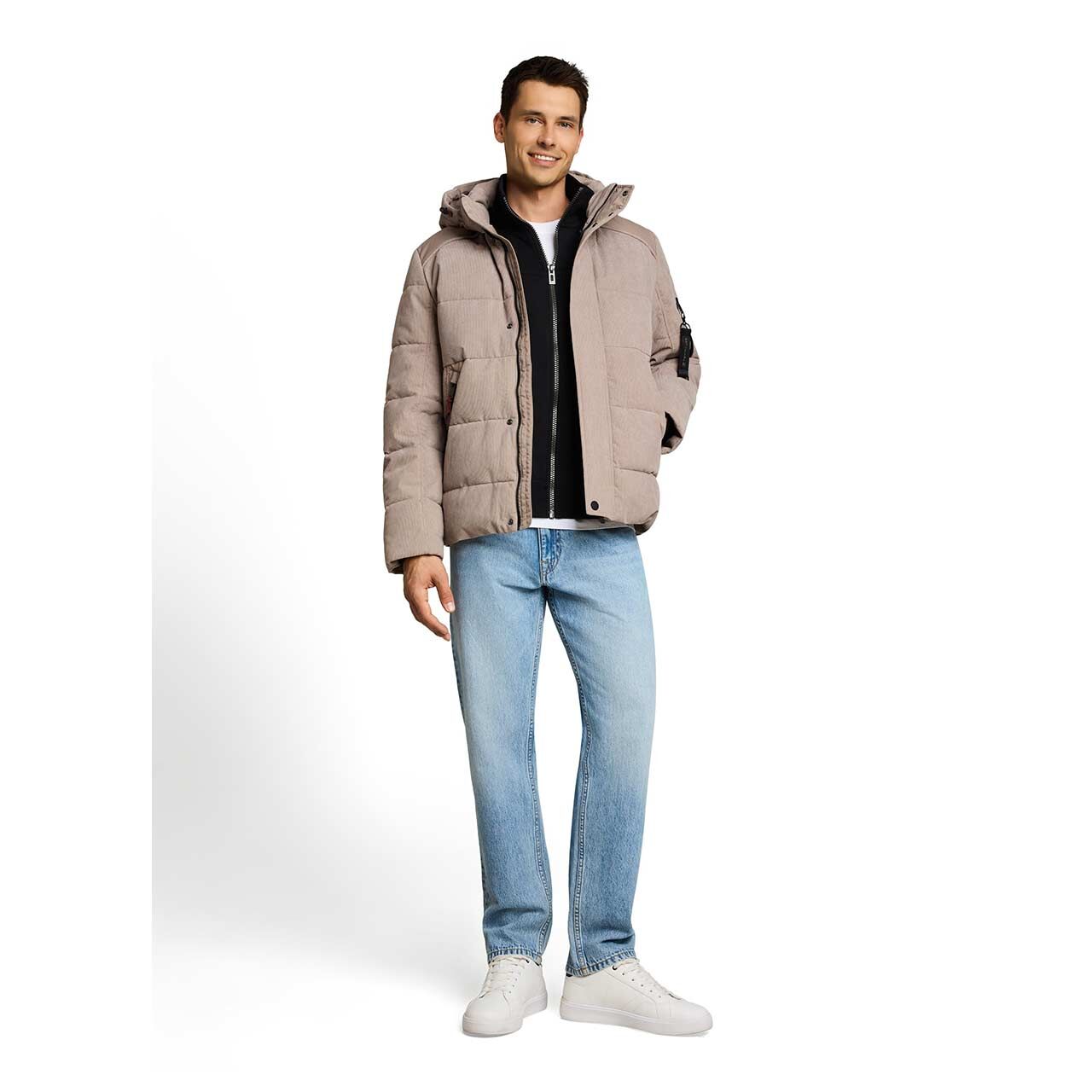Herren Jacke Hooded Texture Mix Puffer Jacket von Tom Tailor in Hellbraun, Ganzkörperansicht am Model