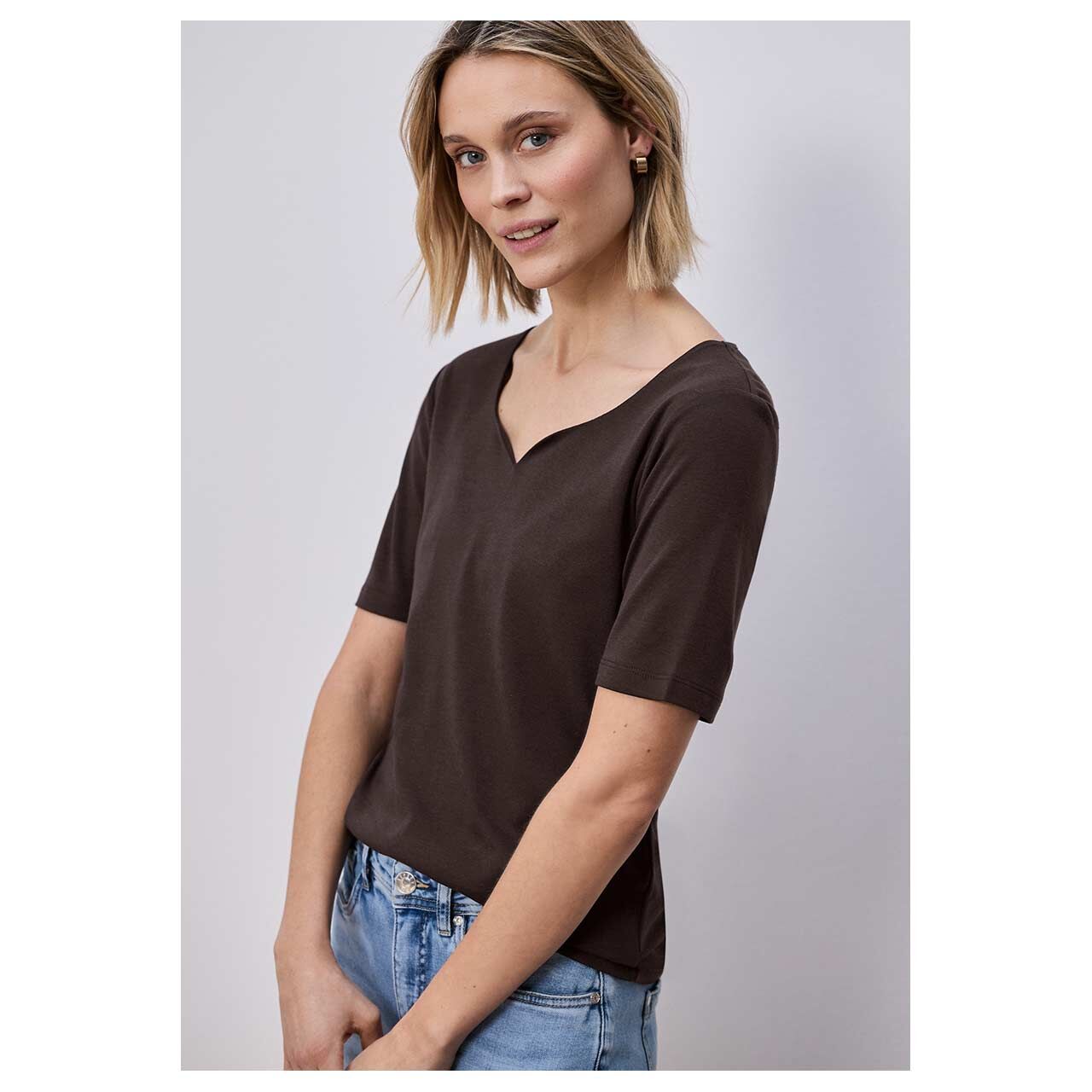 Damen T-Shirt Ada von Street One in Dunkelbraun, Ganzkörperansicht Model vorne
