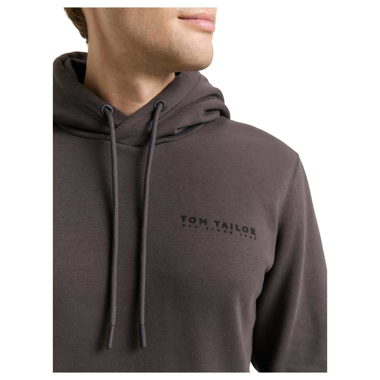 Herren Hoodie Sweatshirt Basic von Tom Tailor in Dunkelgrau, Detailansicht Oberkörper am Model