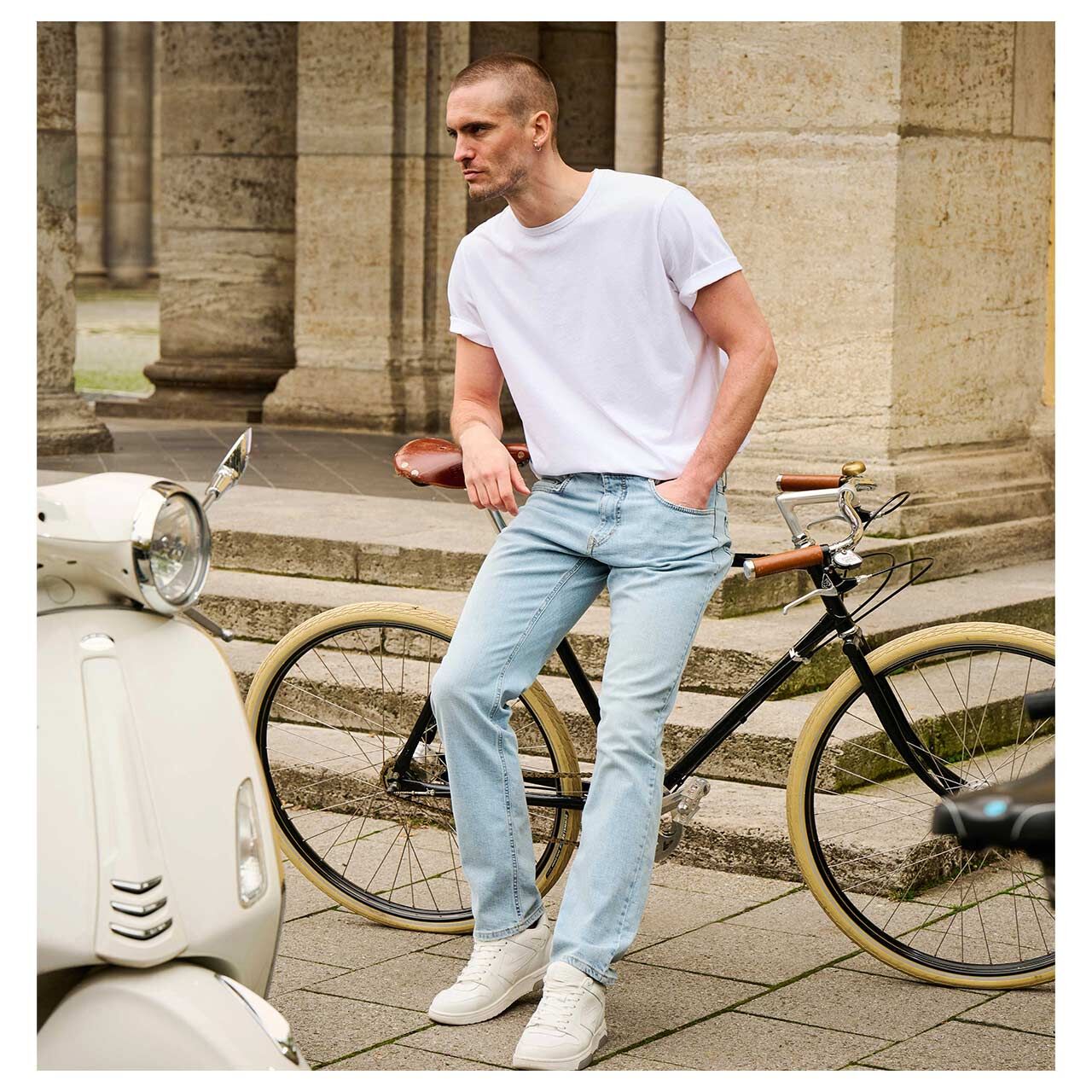 Stretch Herrenjeans Arne von MAC in Hellblau angewaschen, Vorderansicht am Model