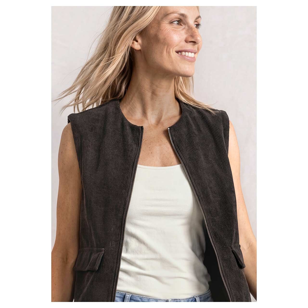 Damen Cord Weste Look Vest von Street One in Dunkelbraun, Vorderansicht am Model
