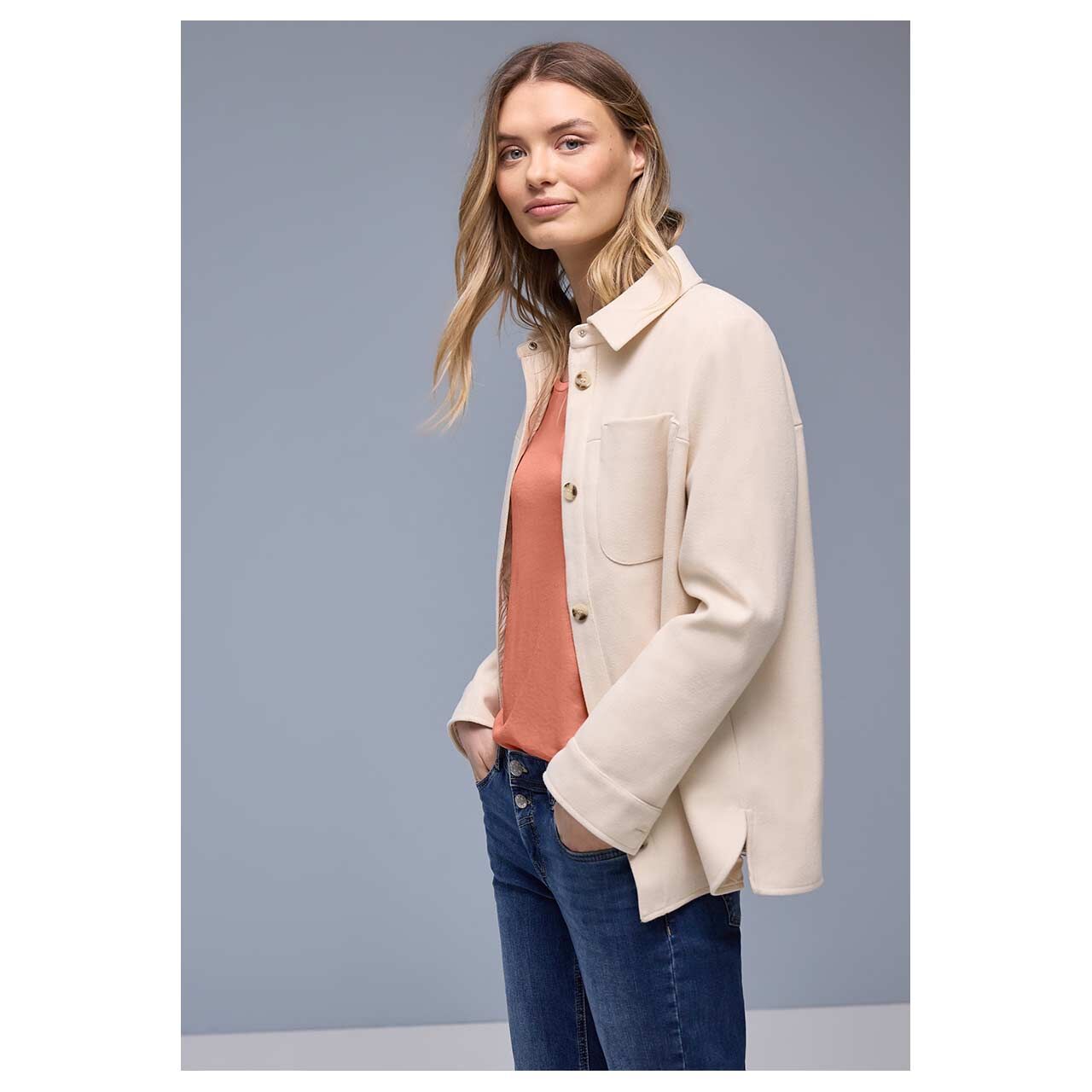 Damen T-Shirt V-Neck Turn-Up Cuff von Street One in Orange-Rosa, Seitenansicht am Model gestylt