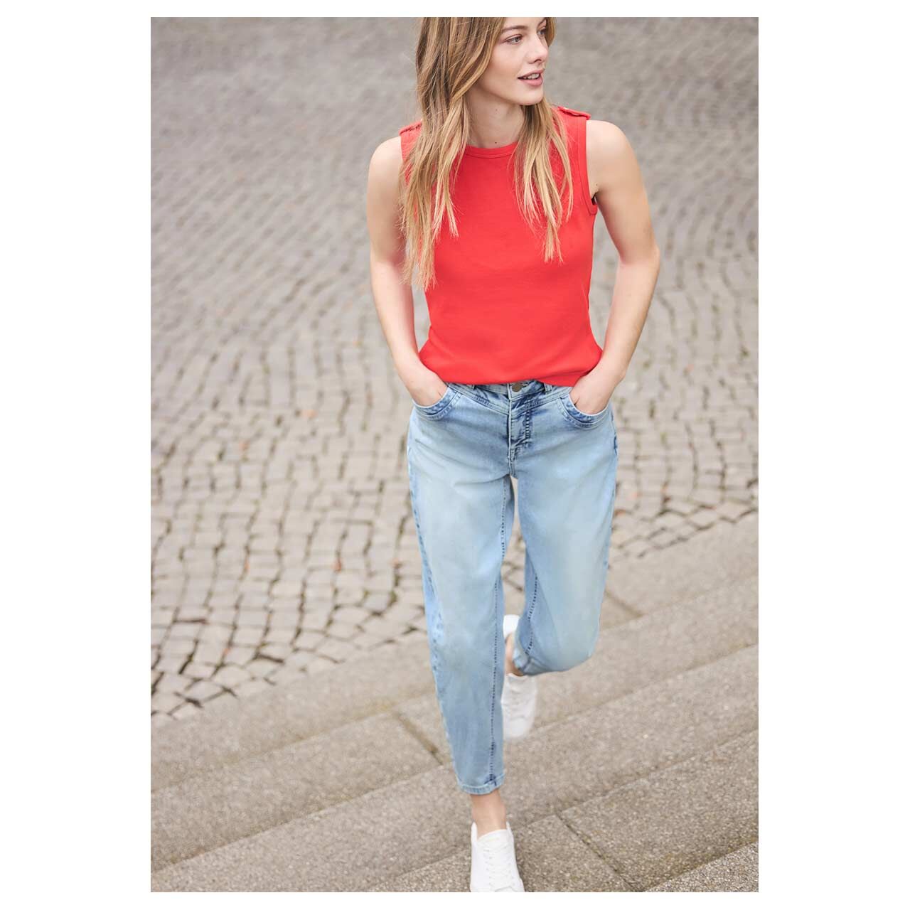 Damen Ankle Jeans Barrel von Street One Studio in Hellblau angewaschen, Ganzkörperansicht am Model