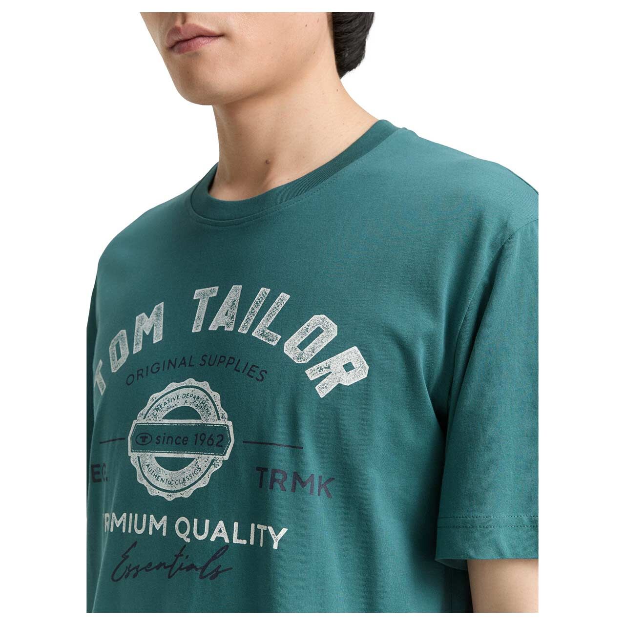 Herren T-Shirt von Tom Tailor in Petrol mit Print, detaillierte Vorderansicht mit Model