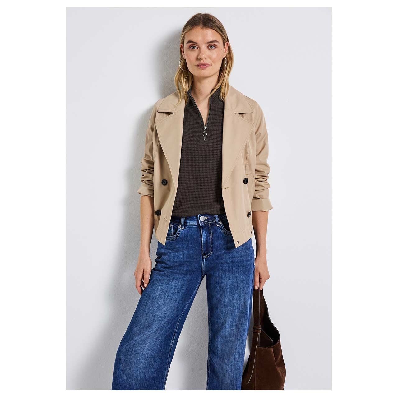 Damen Top Turtle Neck Zipper von Street One in Dunkelbraun, Ganzkörperansicht am Model gestylt