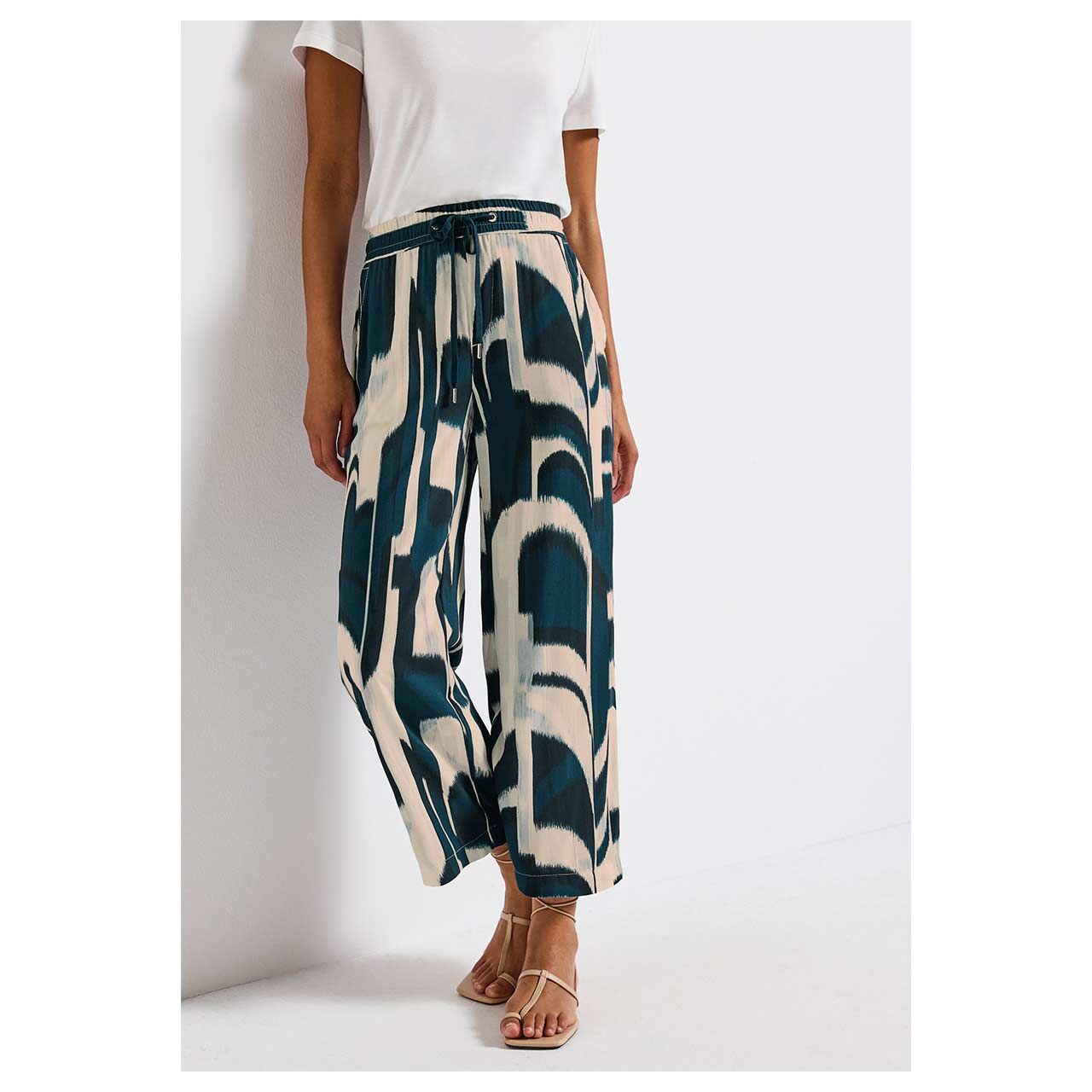 Damen 7/8 Hose Emee Wide Leg von Street One in Petrol mit Print, Vorderansicht am Modell