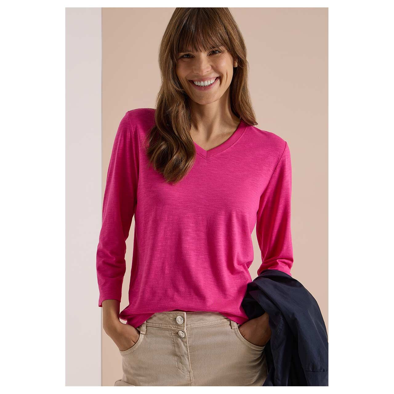 Damen 3/4 Arm Shirt Rib V-Neck von Cecil in Pink , Nahaufnahme Model vorne