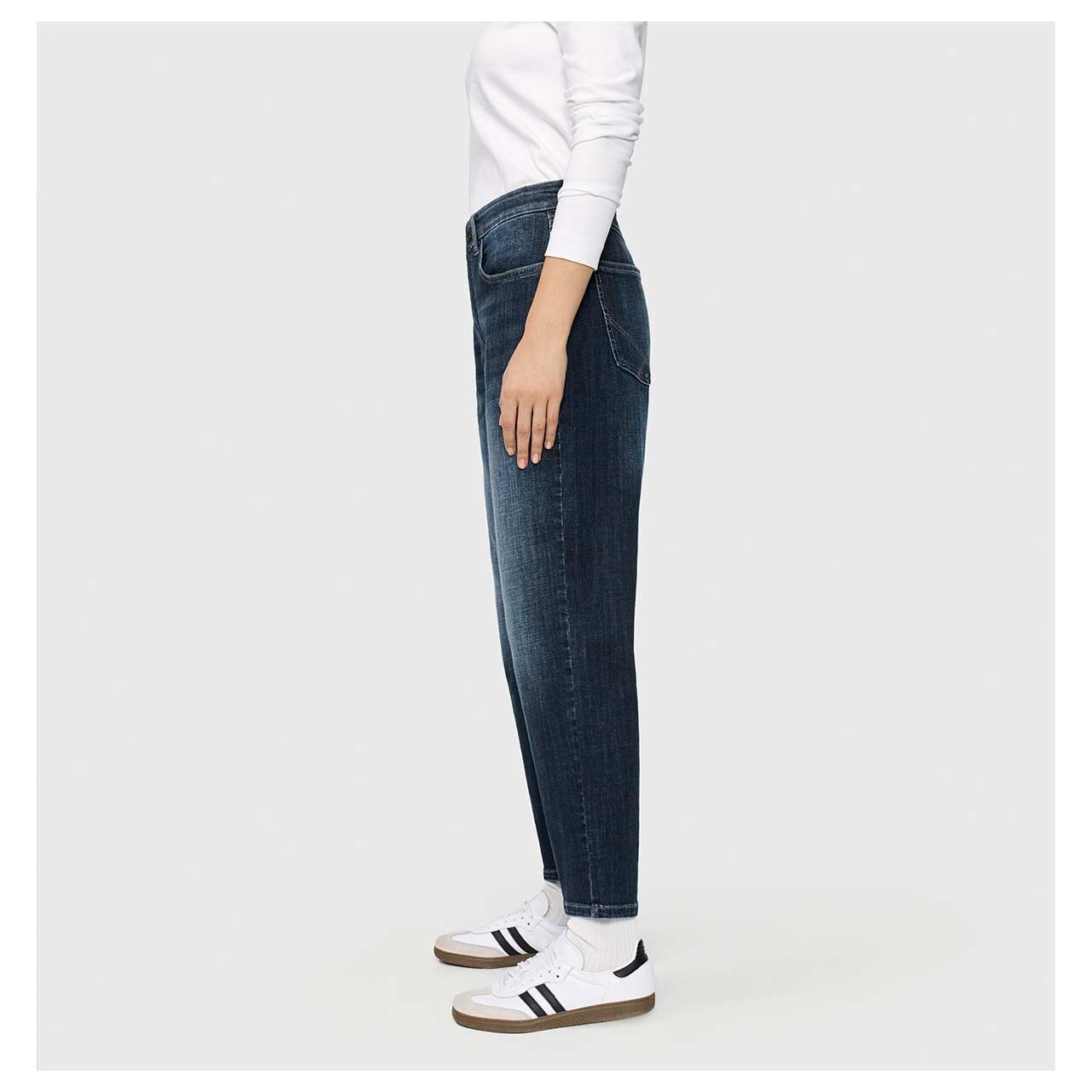 Damen Jeans Gina von MAC in Blau angewaschen, Seitenansicht am Model