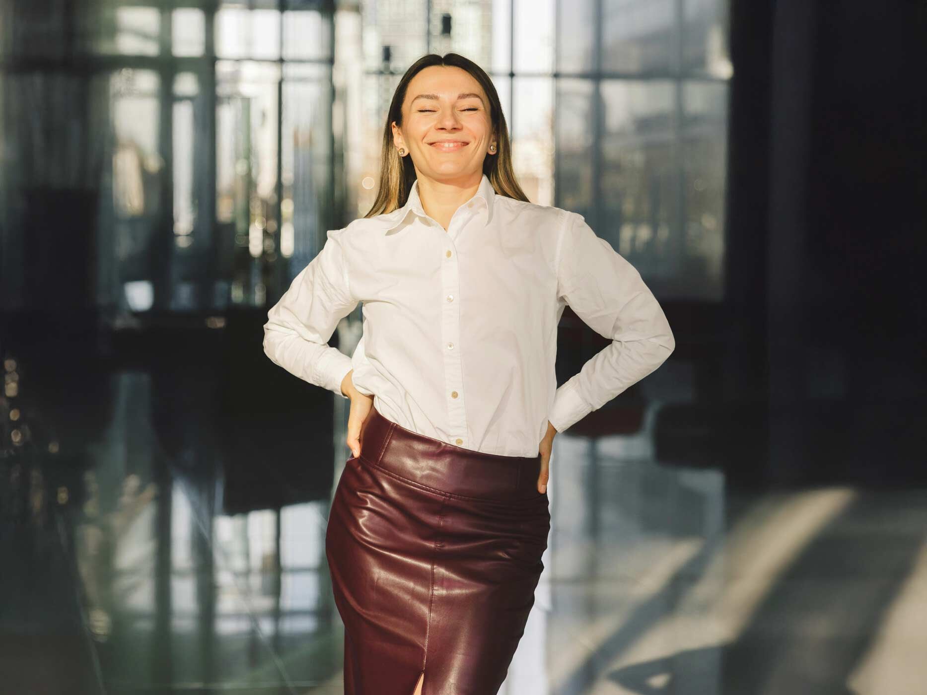 Eine Frau in Bluse und Lederrock im Büro
