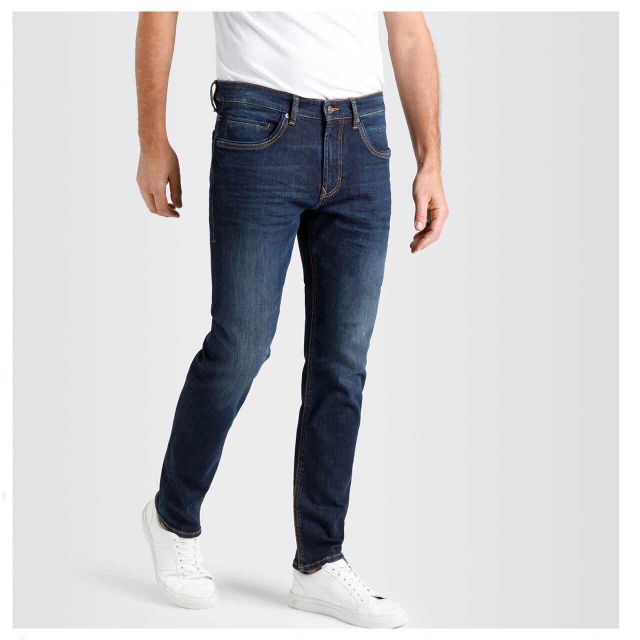 mac-arne-pipe-jeans-darkblue-H781-model Stretch Herrenjeans Arne Pipe Flexx von MAC in Dunkelblau verwaschen, Vorderansicht am Model