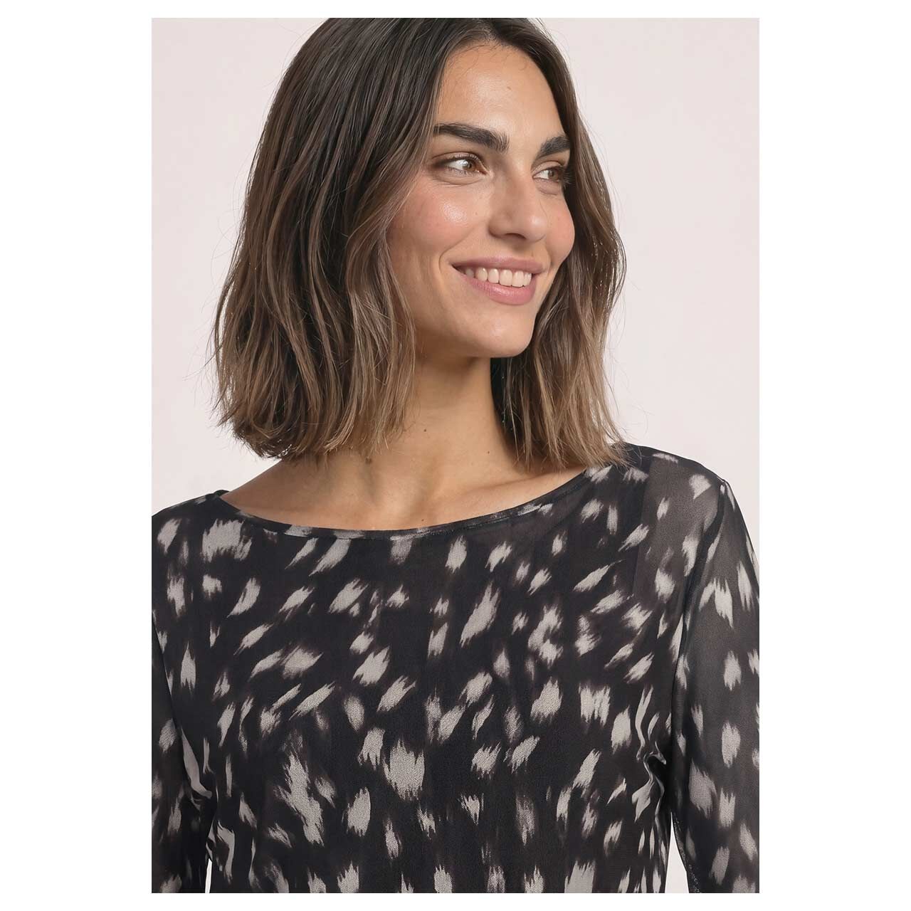 Damen Langarm Shirt Mesh Volant Sleeves von Street One in Schwarz mit Print, Nahaufnahme Model