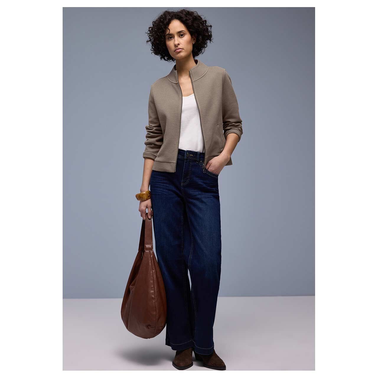 Street One Damen Shirtjacke Zipper Structure Jacket von Street One in Braun, Ganzkörper Vorderansicht am Model